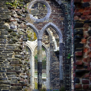 Suite de fenêtres gothiques en pierres dans des murs en ruine - Belgique  - collection de photos clin d'oeil, catégorie rues